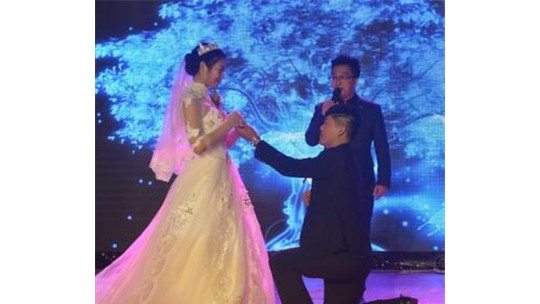 新娘結婚不要彩禮 收到來自市委的禮物和祝福