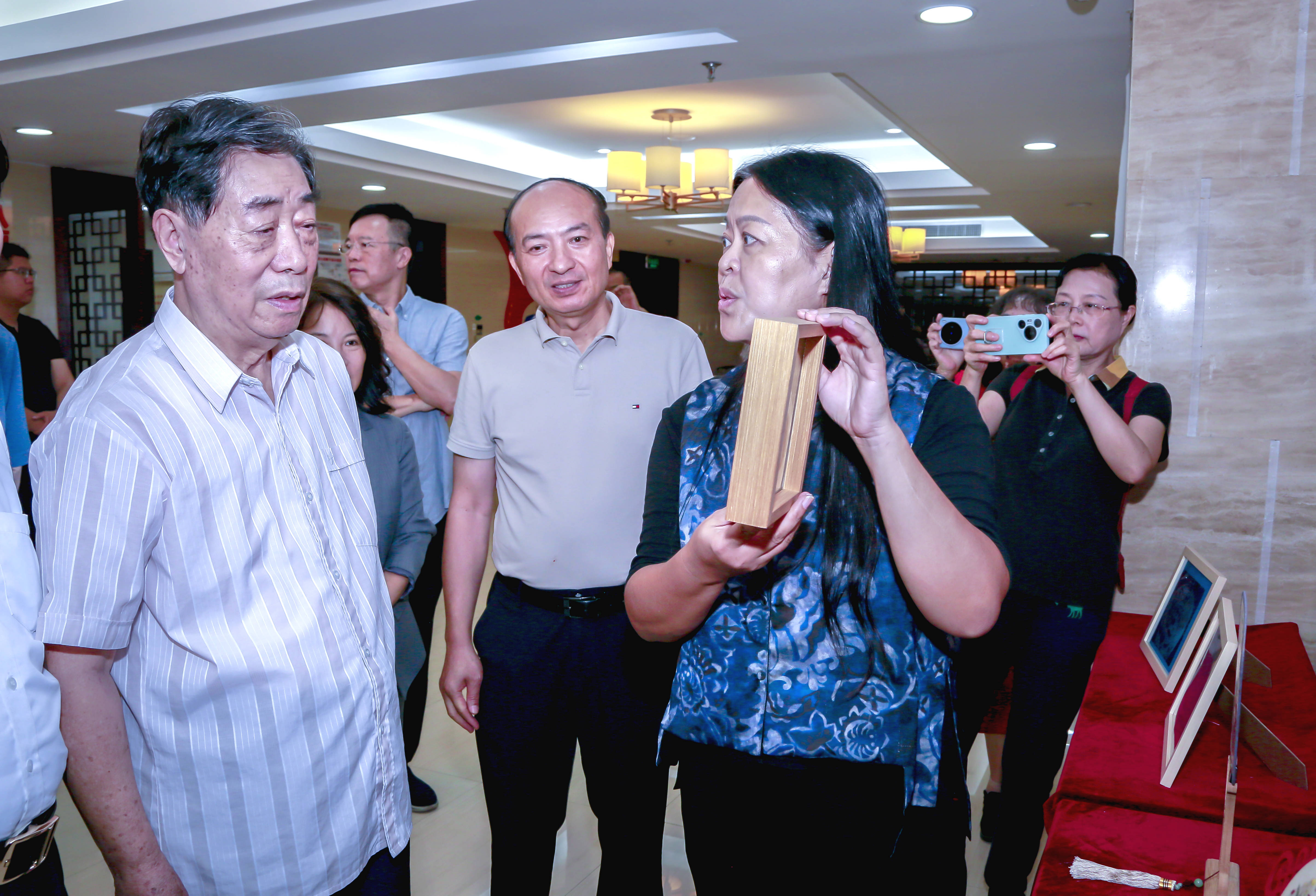 【視界晨報】“尋福記”名家漂漆書法與植物畫非遺作品展在福州成功舉辦