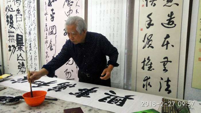 安陽市文聯(lián)主席、書協(xié)主席李建學、代表書協(xié)親切慰問老藝術家