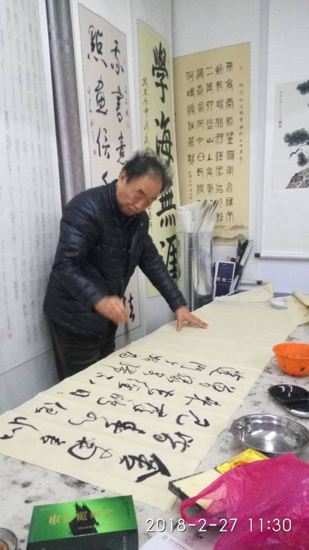 安陽市文聯(lián)主席、書協(xié)主席李建學、代表書協(xié)親切慰問老藝術家