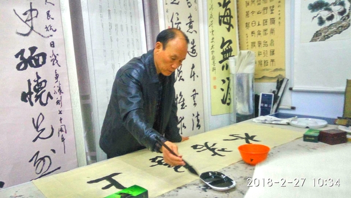 安陽市文聯(lián)主席、書協(xié)主席李建學、代表書協(xié)親切慰問老藝術家