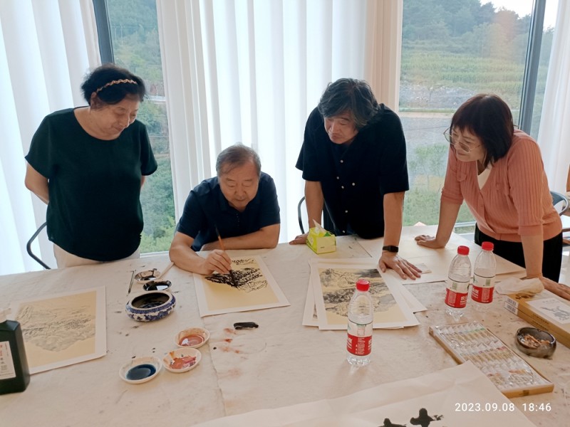 中華靳氏部分書畫名家南太行寫生創(chuàng)作暨第四屆藝術(shù)研討會(huì)在王莽嶺三寶山莊舉行