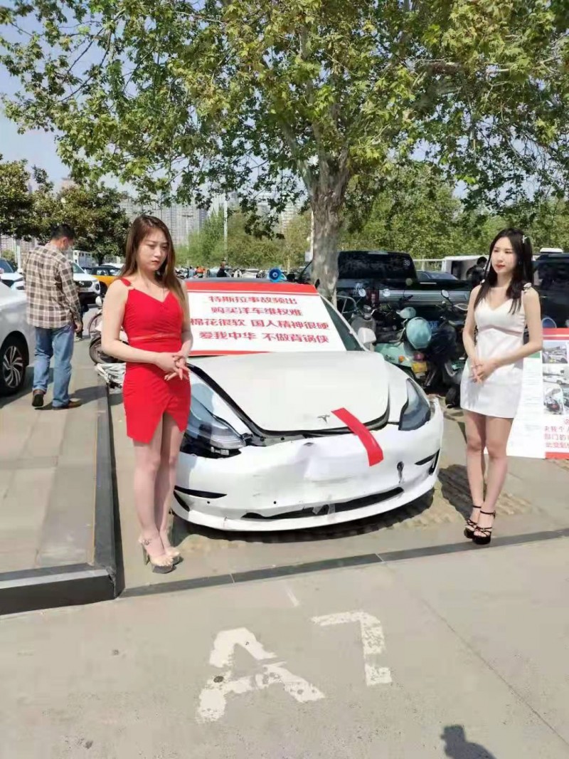 安陽(yáng)特斯拉車頂維權(quán)女孩質(zhì)疑剎車失靈 鄭州車展現(xiàn)場(chǎng)展示事故車維權(quán)