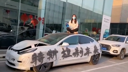 女車主質(zhì)疑特斯拉剎車失靈！車展會(huì)場(chǎng)門口雇車模維權(quán)